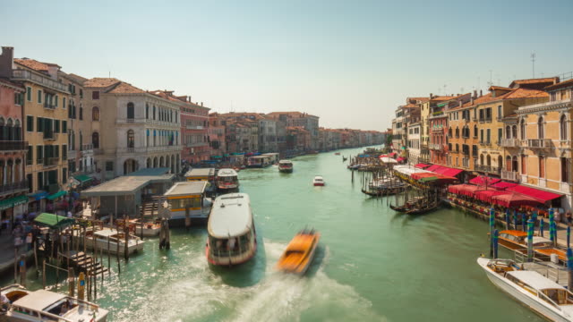 Italien-Sommer-Tag-Venedig-Stadt-berühmten-Rialto-Brücke-grand-Canal-Verkehr-Panorama-4k-Zeitraffer