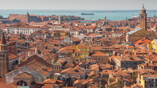 Italien-sonnigen-Tag-San-Marco-Campanile-anzeigen-Punkt-Venedig-Antenne-Dach-Top-Stadtpanorama-4k-Zeitraffer