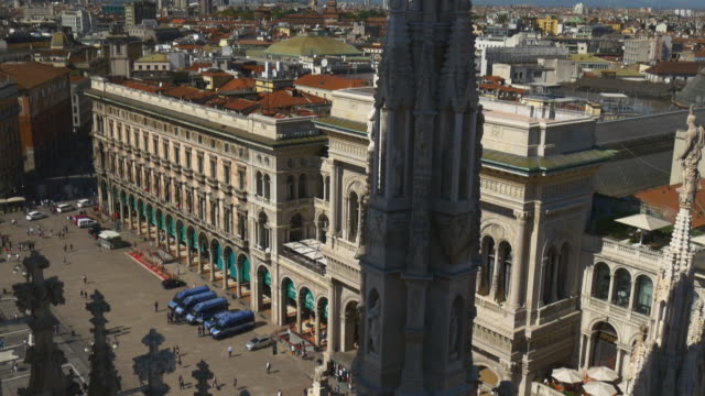 Italien-Mailand-Sommer-Tag-Dom-auf-der-Dachterrasse-Blick-auf-die-Stadt-zeigen-Galerie-Panorama-4k