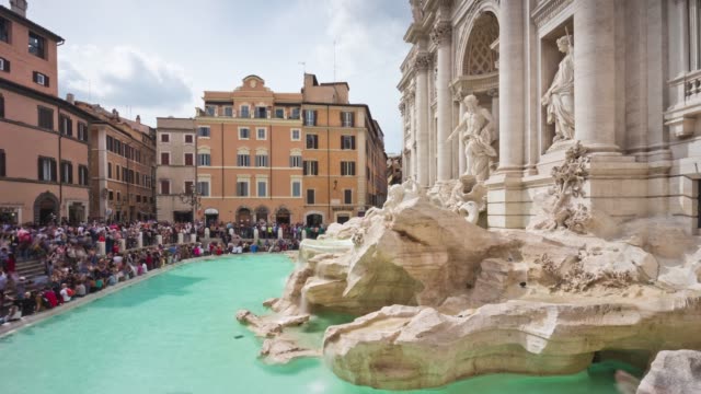 Italia-verano-día-Roma-trevi-famosa-fuente-lado-frente-monumento-panorama-4k-lapso-de-tiempo