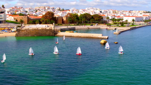 Luftbild-vom-Segeln-in-den-Hafen-von-Lagos-in-der-Algarve-Portugal