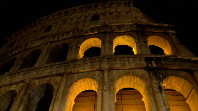 Vista-nocturna-de-Colosseum-Romana