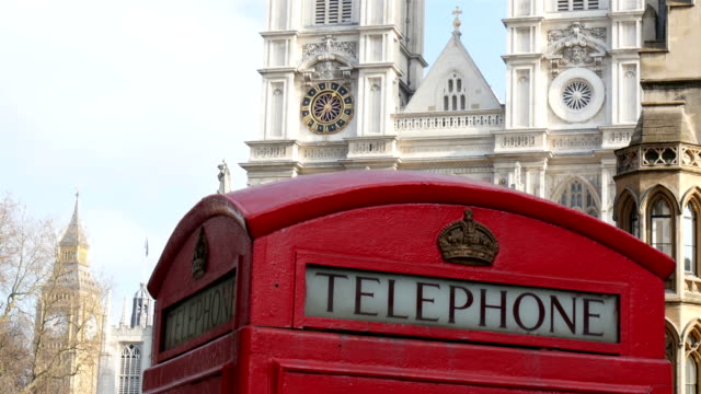 St.Margaretskirche-in-London-mit-Telefonzelle