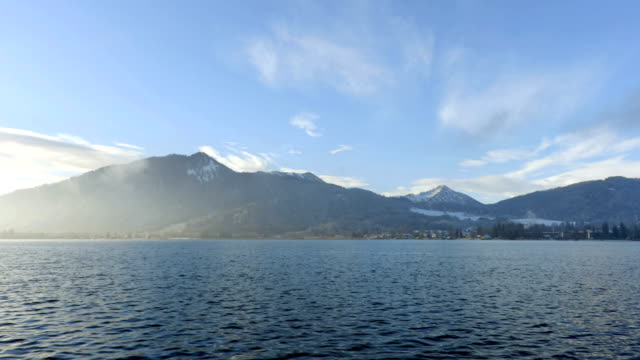 Hermoso-lago-y-montañas-en-los-Alpes