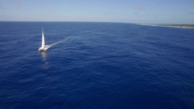 Vista-aérea-de-yate-de-vela-en-el-mar-o-el-océano