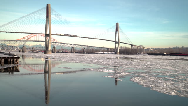 Fraser-River,-Winter-Eis,-New-Westminster.-4K-UHD