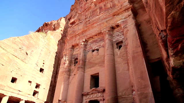 Facade-of-Urn-Tomb-of-Royal-Tombs,-ancient-city-of-Petra-in-Jordan