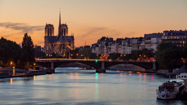 Catedral-de-Notre-Dame-de-París-y-el-río-Sena-en-el-crepúsculo-en-verano.-Time-lapse,-Francia