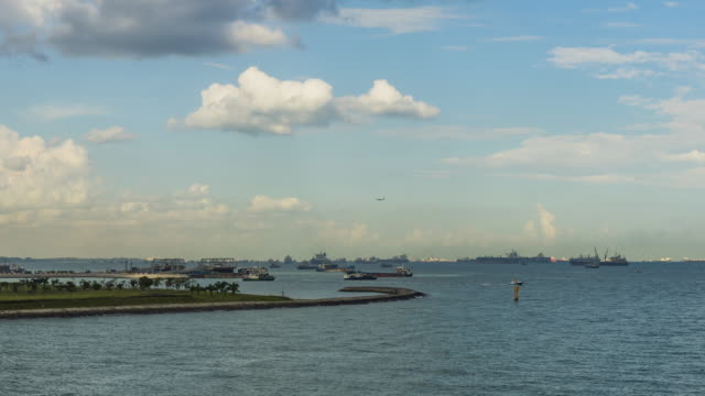 Singapur-Seelandschaft-von-Marina-Barrage-mit-Cargo-Schiff-Hafen