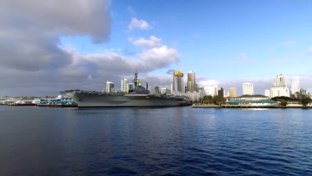 Día-establecer-tiro-de-USS-Midway-en-San-Diego