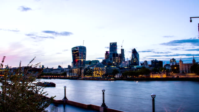 Business-Buildings-and-Thames-River,-London,-Day-to-Night,-Time-Lapse
