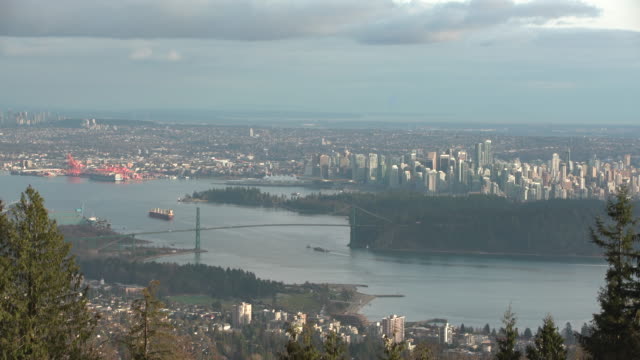 Los-cargueros-salen-de-Vancouver-High-Angle-View-4K.-Uhd