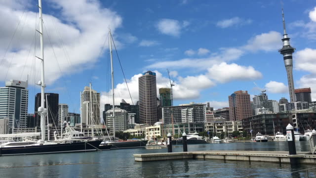 Zeitraffer-von-Auckland-Skyline-der-Stadt-vom-Viaduct-Harbour