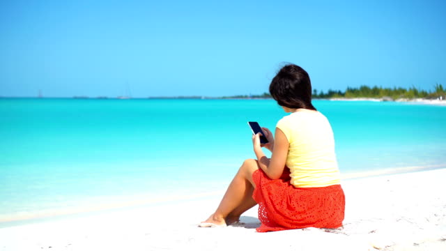 Junge-Frau-Nutzung-Telefon-während-der-tropischen-Strandurlaub.-Tourist-mit-mobilen-Smartphone.