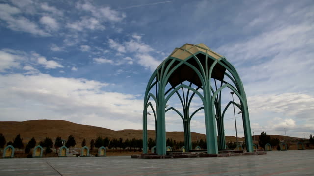 Zeitraffer-von-Wolken-mit-Kriegerdenkmäler-in-Isfahan