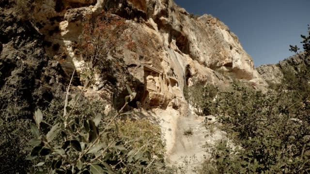 Adamkayalar-Turquía-famoso-punto-de-referencia-para-la-roca-tallada-provincia-de-Mersin-de-figuras