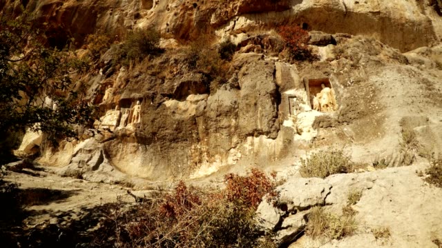 Panorama-de-izquierda-a-derecha-las-rocas-hombre-figuras-en-plan-general-de-nichos-Adamkayalar-Mersin-provincia-de-Turquía