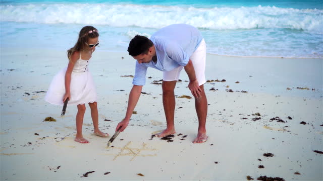 Vater-und-kleine-Mädchen-am-tropischen-Strand