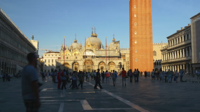 Italien-Venedig-Sonnenuntergangszeit-San-Marco-Kathedrale-Viereckturm-walking-Panorama-4k