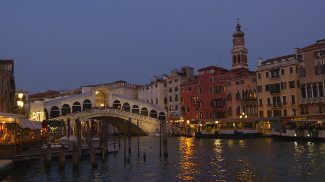Italia-famosa-noche-Crepúsculo-Venecia-ciudad-rialto-puente-gran-canal-Bahía-panorama-4k