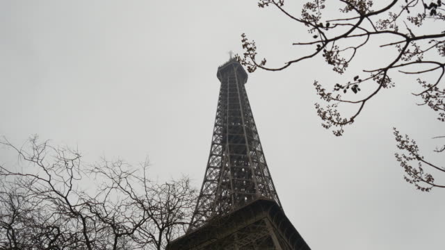 Frankreich-Regentag-Paris-Stadt-berühmten-Eiffel-Tower-zu-Fuß-Draufsicht-4k