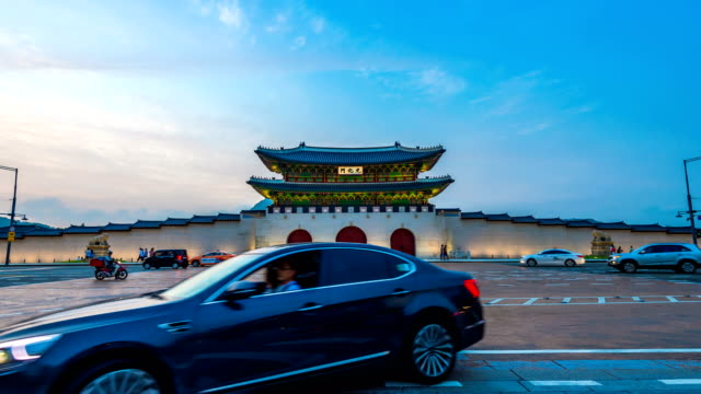 Time-lapse-of-Gyeongbokgung-palace-and-traffic-at-night-in-Seoul.