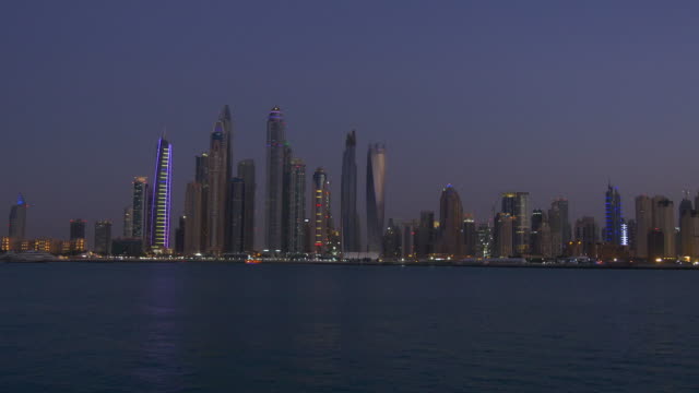Emiratos-Árabes-Unidos-noche-dubai-marina-famoso-Bahía-panorama-de-jumeirah-de-la-palma-4k