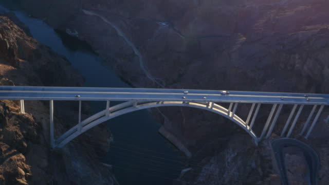 Vista-aérea-del-puente-Río-Colorado-junto-a-la-presa-Hoover