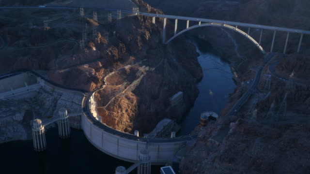 Vista-aérea-de-la-presa-Hoover-y-el-puente-sobre-el-río-Colorado