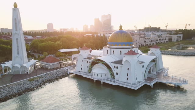 Luftaufnahmen---Sonnenaufgang-in-eine-Moschee,-die-Malakka-Meerenge