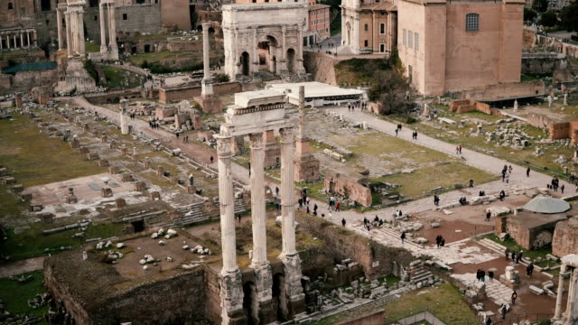 Panorama-con-el-mármol-arco-de-Septimius-Severus-en-Roma,-Italia.-La-casa-de-las-Vestales-se-encuentra-al-pie-del-monte-Palatino