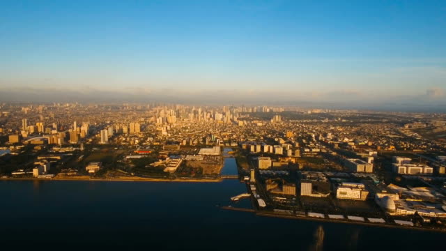 Luftbild-Stadt-mit-Wolkenkratzern-und-Gebäuden.-Philippinen,-Manila,-Makati