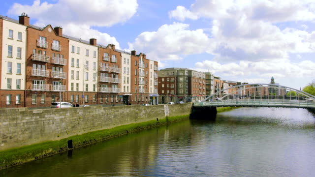 Panorama-en-un-día-soleado-de-puente-de-Liffey-en-Dublín,-Irlanda