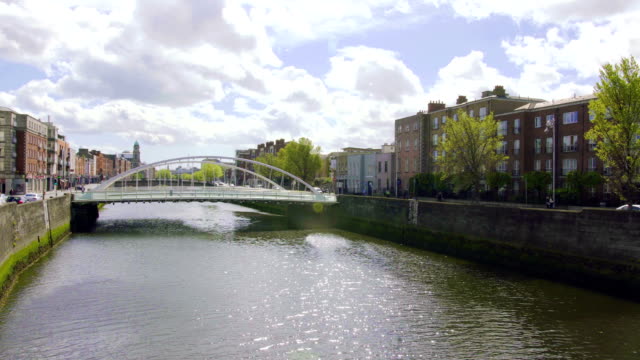 Panorama-in-Sunny-day-of-Liffey-Bridge-in-Dublin,-Ireland