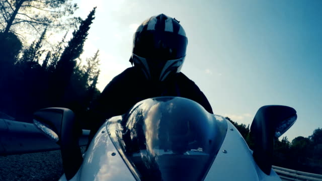 POv-Aufnahme-von-ein-Mann-reitet-auf-einem-weißen-Sportmotorrad-auf-einer-gekrümmten-Straße