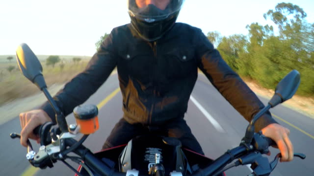 POV-Aufnahmen-von-Mann-rot-Sport-Motorradfahren-auf-einer-gekrümmten-Straße