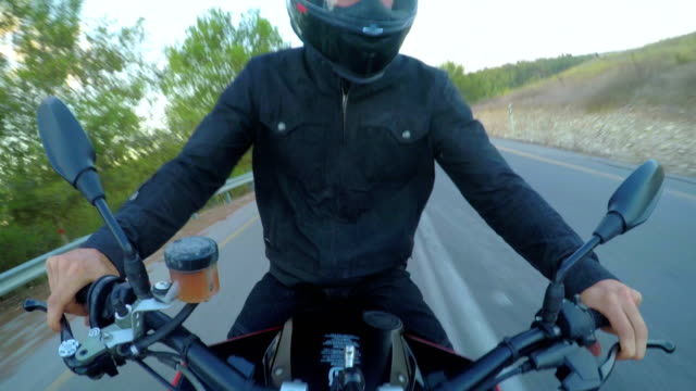 POV-Aufnahmen-von-Mann-rot-Sport-Motorradfahren-auf-einer-gekrümmten-Straße