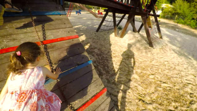 POV-Aufnahmen-von-drei-Kinder-auf-einem-Spielplatz-spielen