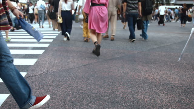 Menschen-zu-Fuß-auf-den-Zebrastreifen-(Slow-Motion-Video)-Shibuya-im-Sommer