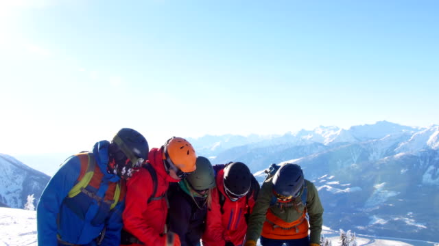 Esquiadores-con-esquí-interactuando-en-paisaje-nevado