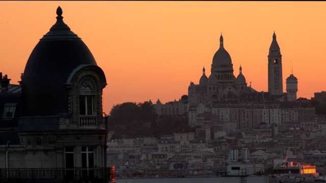 Sacred-Heart-Sacre-Coeur-Church-in-Montmartre-bei-Sonnenuntergang,-Paris,-Frankreich