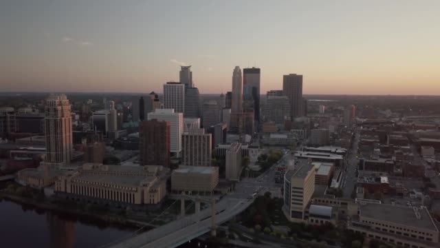 Centro-de-la-ciudad-Minneapolis---horizonte---puesta-del-sol