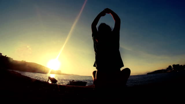 Verano-meditation-near-the-sea-&-haciendo-yoga-on-a-beach-at-sunrise,-VINTAGE