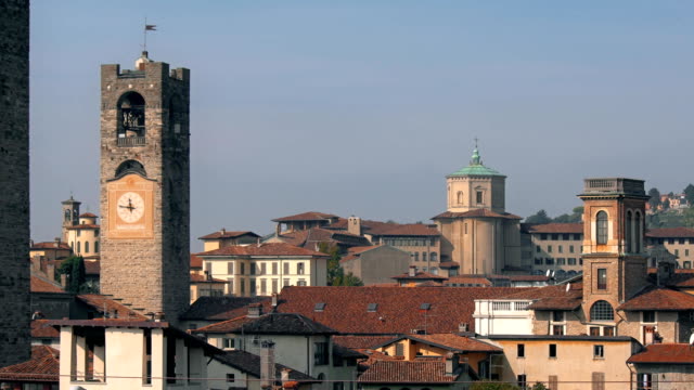 Panorama-del-antiguo-Bergamo,-Italia.-Bérgamo,-también-llamado-La-Citt-dei-Mille,-\"La-ciudad-de-los-mil\",-es-una-ciudad-adentro-Lombardía,-norte-de-Italia,-unos-40-km-al-noreste-de-Milán.