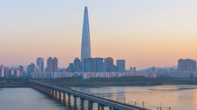 Traffic-Time-Lapse-of-Seoul-City-and-Lotte-Tower,South-Korea.Zoom-out