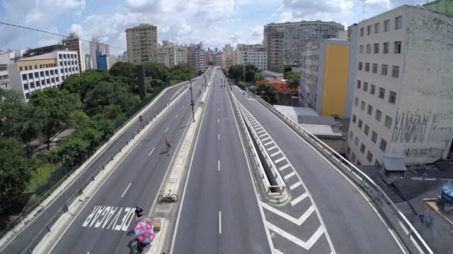 Volando-sobre-viaducto-Minhocao,-São-Paulo,-Brasil
