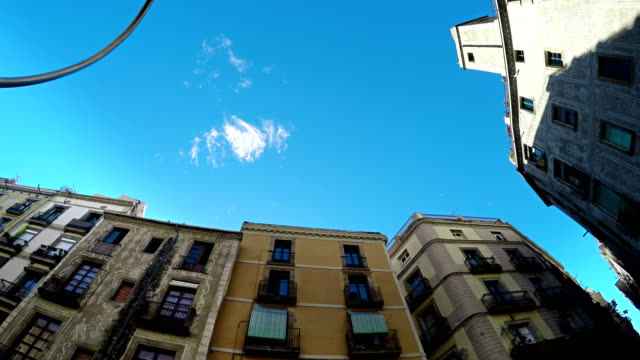 Blick-zum-Himmel-und-Barcelona-traditionelle-Architektur-Gebäude-drehen