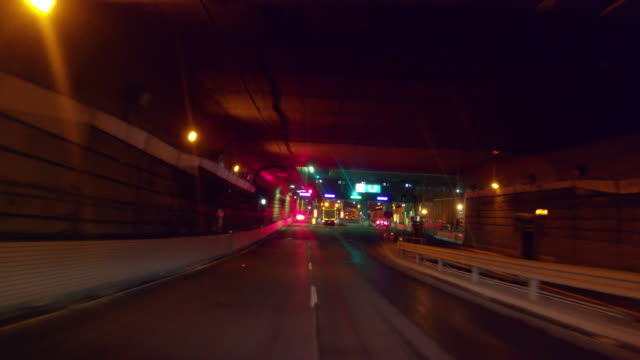 Autobahn-Nachtfahrt---automatische-Sammlung-Mautstelle.-\"ETC\"-Oizumi-Mautstelle.
