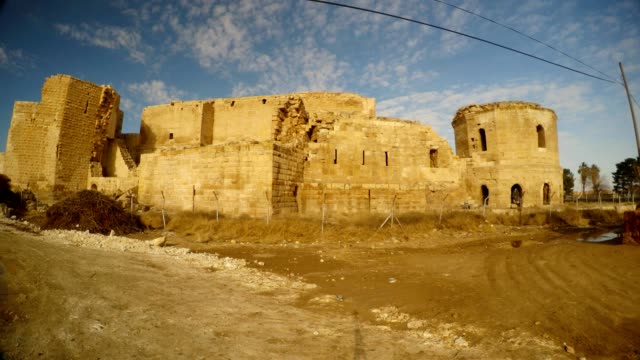 destruido-un-gran-castillo-medieval,-sureste-de-Turquía,-en-la-frontera-con-Siria