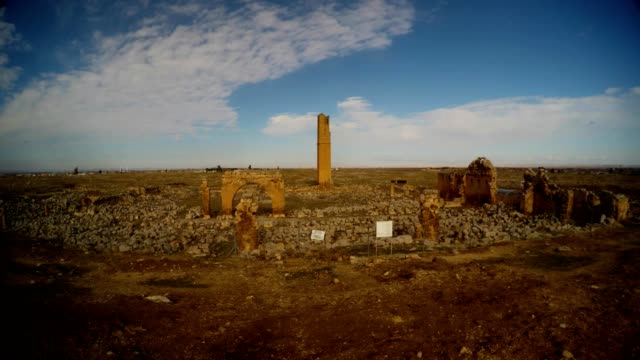 Remains-of-the-minaret,-ruins-of-Date-Harran-University,-close-to-the-border-between-Turkey-and-Syria